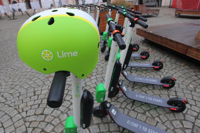 Elektryczne hulajnogi Lime można wypożyczać w Poznaniu od końca 2018 r. Na stałe wpisały się już w krajobraz miasta.