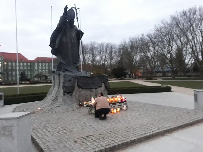 15. rocznica śmierci Jana Pawła II, znicze pod pomnikiem...