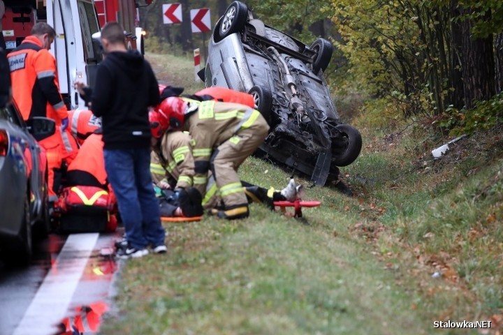 Wypadek na trasie 871 relacji Tarnobrzeg - Stalowa Wola. Samochód dachował w rowie