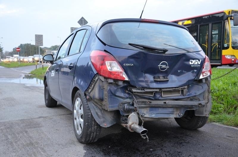 Wrocław: Wypadek na al. Karkonoskiej. Trzy osoby ranne (ZDJĘCIA)