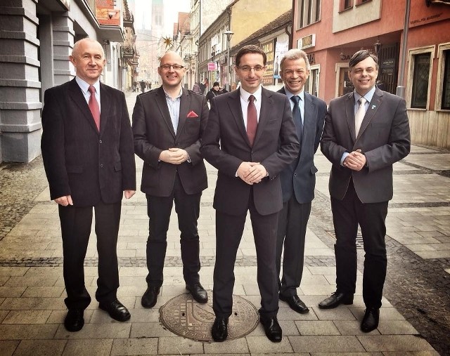 Piotr Kuczera (w środku) jednoczy opozycję. Poparło go czterech kandydatów na prezydenta, którzy wystartowali w I turze