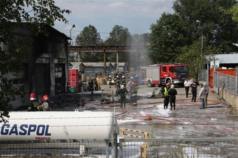 Ogień pojawił w hali, w której składowane były folie i...