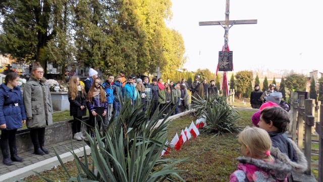 W uroczystościach oddania odnowionej mogiły na Cmentarzu Zasanie w Przemyślu wzięło udział sporo uczniów SP 15 z Przemyśla. Dla nich to pouczająca, nietypowa lekcja patriotyzmu.