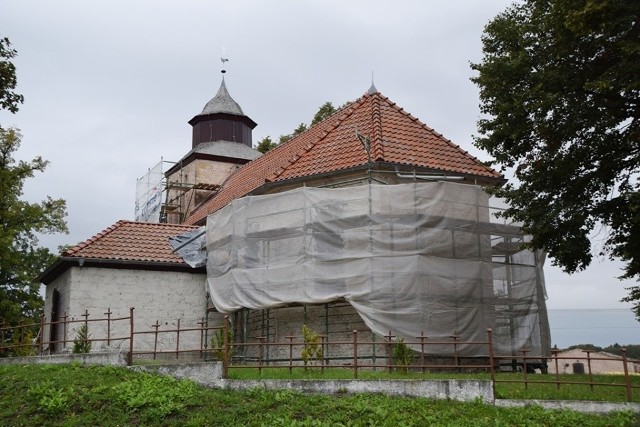 Cały czas trwa remont kościoła pw. Niepokalanego Serca NMP w Kwasowie (gmina Sławno). Odnawiane są fundamenty, a po zbiciu starych – kładzione są nowe tynki.- Blasku nabierze nowa elewacja kościoła i odtworzona zostanie stolarka okienna i drzwiowa. Na przeprowadzenie remontu Parafia pozyskała dotacje w wysokości 100 tys. z Funduszu Kościelnego, 25 tys. z budżetu województwa zachodniopomorskiego i 5 tys. z budżetu gminy Sławno - informuje Agnieszka Czarnuch z Urzędu Gminy Sławno.Remont Kościoła w Kwasowie jest jednym z projektów ujętych w Lokalnym Programie Rewitalizacji gminy Sławno i jest on uzupełnieniem zadań, które są realizowane w przez gminę Sławno oraz wspólnoty mieszkaniowe.Zobacz także Zakończył się remont elewacji Kościoła Mariackiego w Sławnie