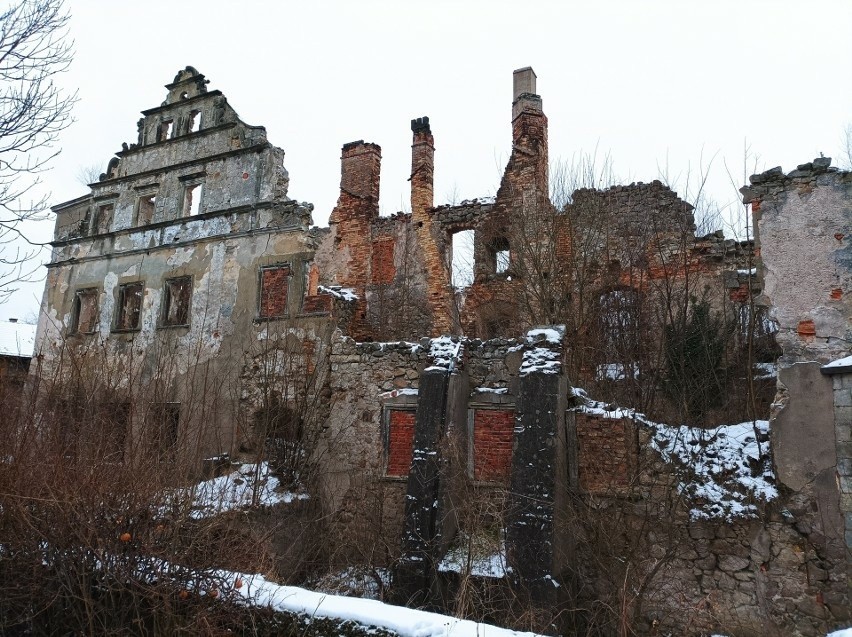 Rozległe ruiny kompleksu pałacowego robią piorunujące...