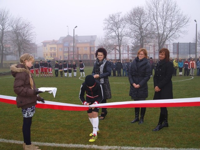 Zaraz po przecięciu wstęgi odbył się mecz piłkarski: "biali" przeciwko "czerwonym". Dryżuny tworzyli chlopcy z SP Bobolice, którzy zwyciężyli w wojewódzkim finale turnieju "Orlika".