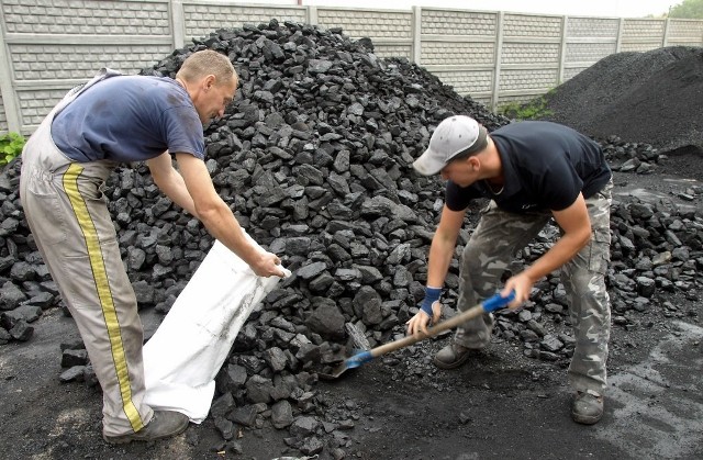 Węgiel można też kupić w 50-kilogramowych workach. W Transpedzie załadują go nam Damian Ciach i Marek Ułasiuk.