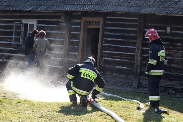 Dom, w którym zginął mężczyzna, nie został zniszczony. Tylko w jednym pomieszczeniu podłoga została nadpalona.