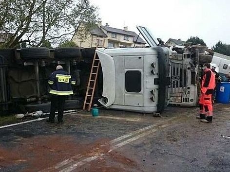 Kolizja w Jasienicy Rosielnej. 15 godzin pracy policjantów