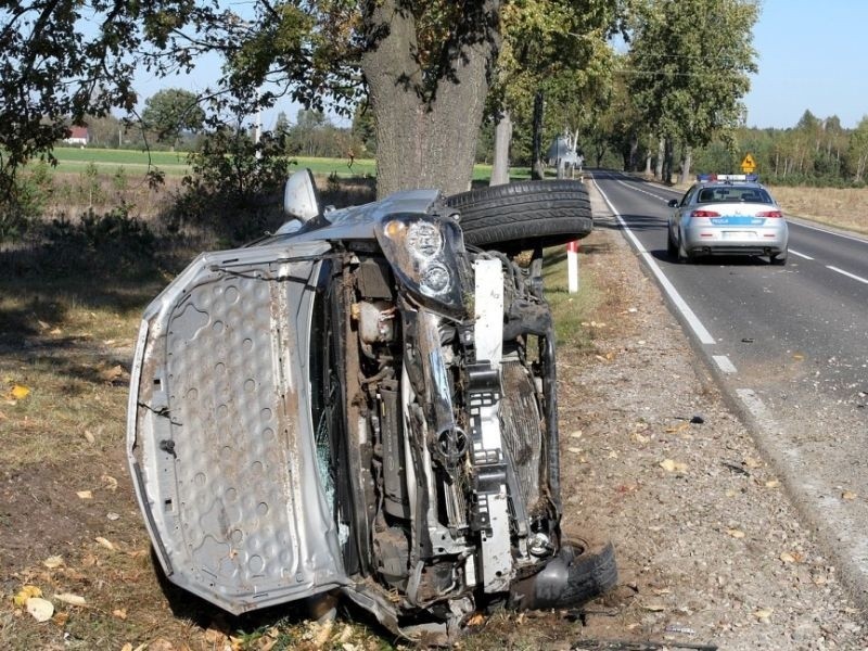 Poważny wypadek. Kierowca wyprzedzał na podwójnej ciągłej