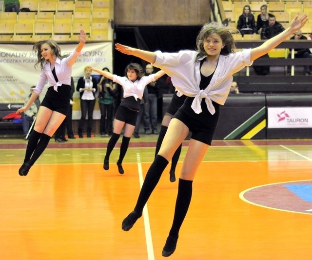 Agnieszka Pandura (z prawej) należy do grupy charleaderek tańczących w przerwach podczas meczów koszykarzy Siarki Tarnobrzeg.