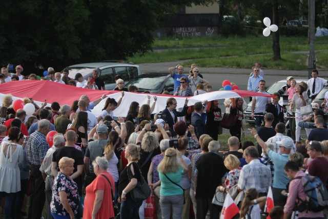 Bicie rekordu Guinnessa we wspólnym niesieniu flagi narodowej w Sosnowcu.  Próba polegała na równoczesnym niesieniu przez co najmniej 3794 osoby flagi narodowej (wymiary flagi 1000 m x 3m). Przemarsz wyruszył z ulicy Rydza Śmigłego przy Placu Papieskim. Podobną próbę przeprowadzono ostatnio w Pile, ale była to próba nieudana.