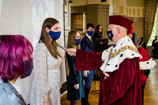 Uczelniom bardzo zależało na tym, aby studenci I roku mieli zajęcia stacjonarne. Niestety, plany trzeba było zweryfikować. Na zdjęciu: inauguracja roku akademickiego UKW, z prawej strony prof. Jacek Woźny, rektor UKW