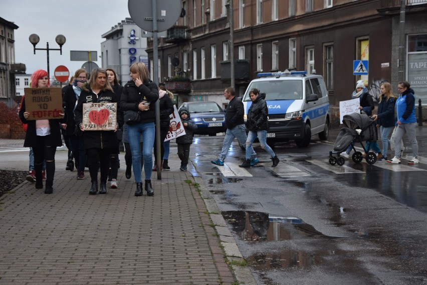 Grupka grudziądzanek pod kamienicą gdzie mieszka matka małej...