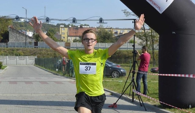 W ubiegłym roku po raz pierwszy w Biegu Szlakiem Mięty i Kamienia na podium w kategorii open stanął mieszkaniec powiatu pińczowskiego. Trzecie miejsce zajął Krystian Możdżeń z Michałowa.