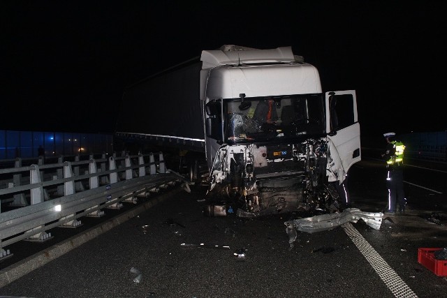 Do tragicznych w skutkach wydarzeń doszło wczoraj wieczorem na wiadukcie na autostradzie A-1 w okolicach miejscowości Grabkowo w powiecie włocławskim. Do szpitala najpierw trafił kierowca ciężarowej scanii, która uderzyła w bariery ochronne, a następnie kierowca dafa, który chcąc udzielić mu pomocy spadł z wiaduktu. Z obrażeniami ciała do szpitala zabrany został także pracownik firmy holującej, który podczas wykonywania czynności także spadł z wiaduktu. Niestety mężczyzna zmarł. Śledztwo wyjaśni przyczyny tego tragicznego zdarzenia.Zobacz także: Przestępcy poszukiwani przez kujawsko-pomorską policję. Sprawdź, czy kogoś znasz! [zdjęcia]Więcej informacji dotyczących wypadków w regionie znajdziesz na naszej grupie na Facebooku;grupie na Facebooku: Wypadki i utrudnienia - kujawsko-pomorskie