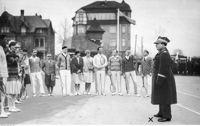 28 kwietnia 1929 roku otwarcie kortu tenisowego w Toruniu. Willę Kuczyńskich przy ulicy Mickiewicza 20 widać po lewej stronie