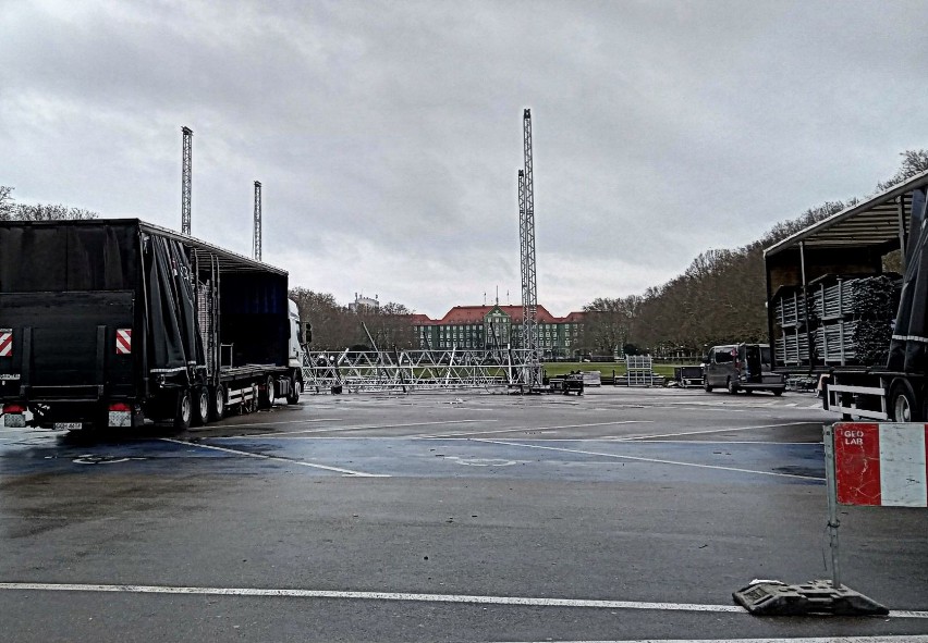 SYLWESTER w Szczecinie 2018. Rozpoczęła się budowa sceny na Jasnych Błoniach [ZDJĘCIA]