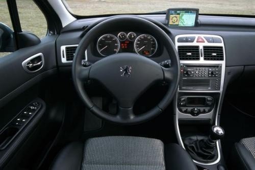 Fot. Peugeot: Ergonomiczna tablica przyrządów Peugeota ma...