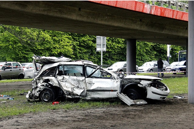 Kierowca renault laguny z ogromną prędkością wypadł z wiaduktu na al. Jana Pawła II w Łodzi. Nim auto runęło na ziemię, przejechało kilkadziesiąt metrów po... zewnętrznej stronie barierki