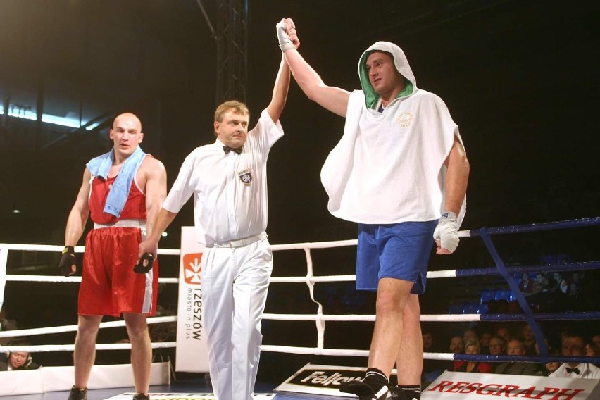 Rok 2007. Maciej Dziurgot podnosi rękę Tysona Fury’ego,...