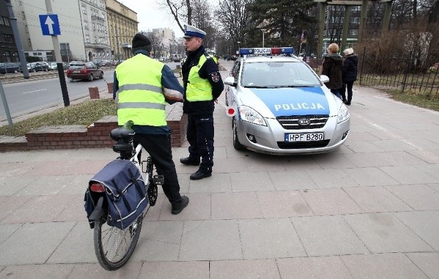 Ten rowerzysta na oczach policjantów przejechał po pasach.