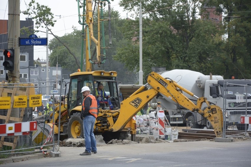 Na Dyrekcyjnej robotnicy budzą ludzi młotami w środku nocy