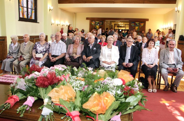 W  Urzędzie Stanu Cywilnego prezydent Grudziądza Robert Malinowski udekorował medalami za długoletnie pożycie  12 par małżeńskich. Albina i Feliks Galikowscy przeżyli ze sobą 60 lat a pozostałe pary 50: Jadwiga i Jan Hydzik, Zofia i Eckhard Simionkowscy, Helena i Fryderyk Klann, Felicja i Edward Kozłowscy, Łucja i Edwin Kottowscy, Leokadia i Jan Podbielscy, Halina i Alojzy Figalscy, Helena i Józef Iwaniszyn, Irena i Gerard Szymańscy, Eugenia i Waldemar Jakubowscy oraz Jadwiga i Henryk Krajczewscy. Gratulujemy.