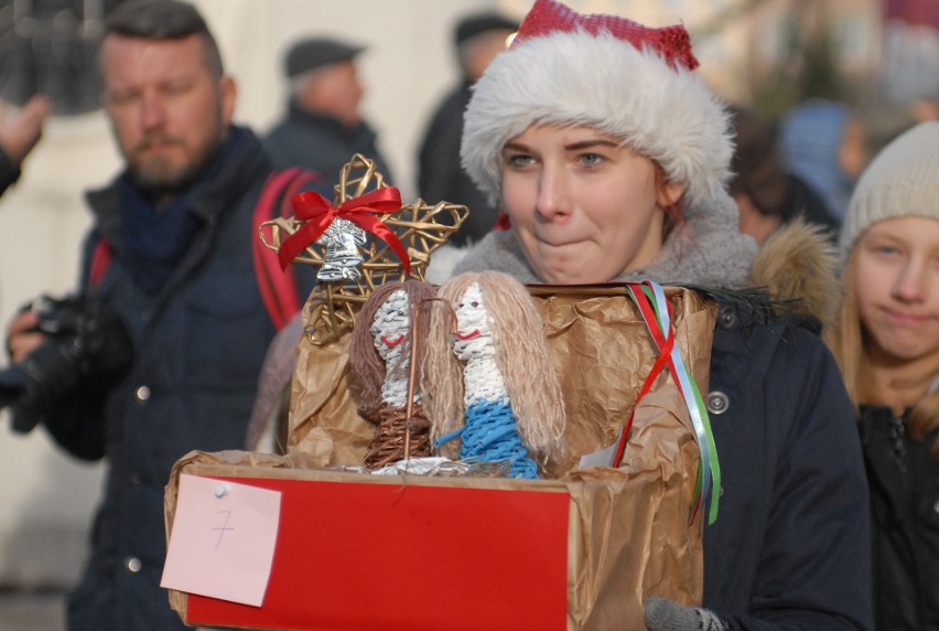 76. Konkurs Szopek Krakowskich. Po prezentacji na estradzie Targów Bożonarodzeniowych trafiły do Celestatu [ZDJĘCIA]