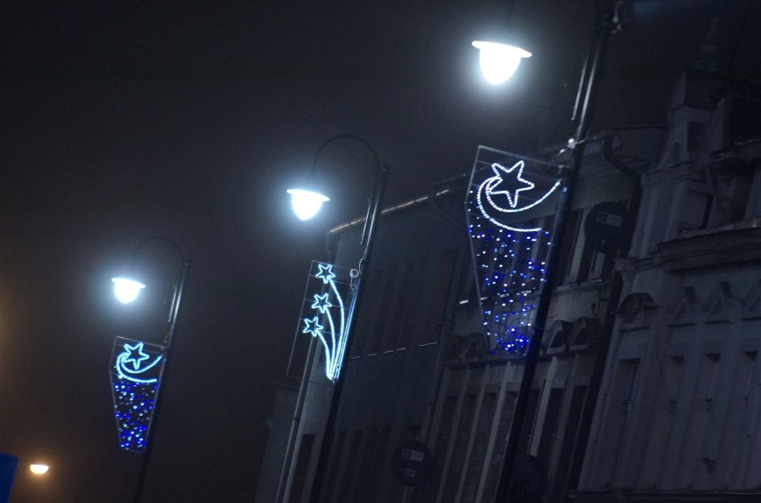 W Kruszwicy świąteczna iluminacja zdobi miejscowy Rynek, a...