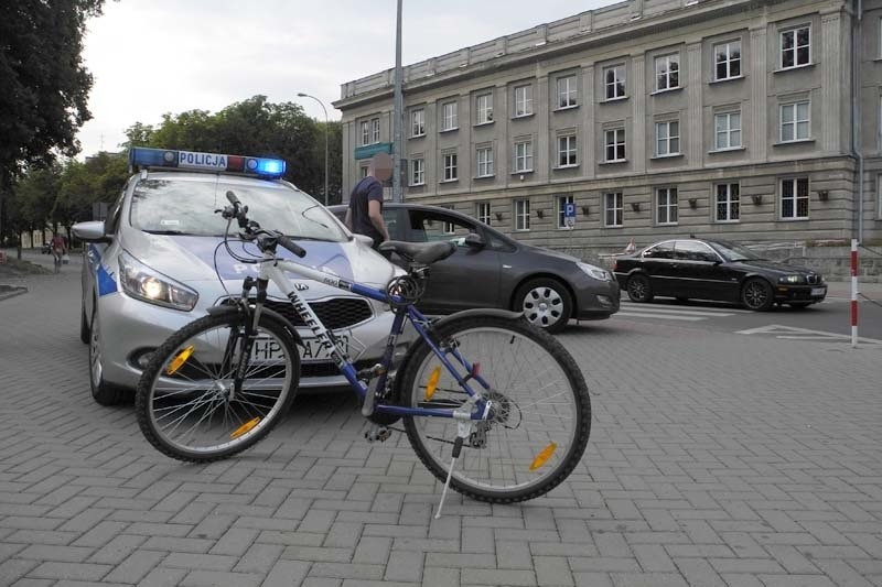 Wypadek na Placu Uniwersyteckim. Rowerzystka wjechała w opla (zdjęcia, wideo)