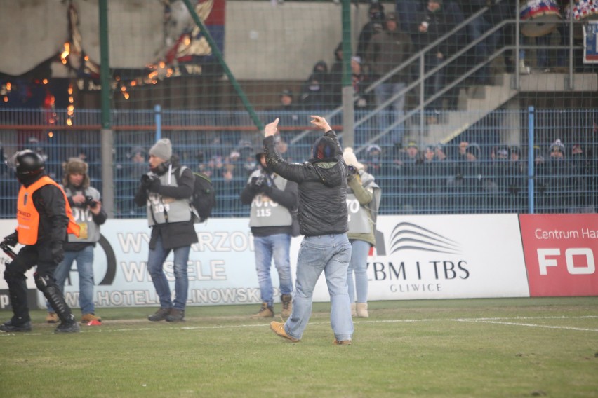 Derby Śląska przerwane, potem zakończone. Kibice Górnika...