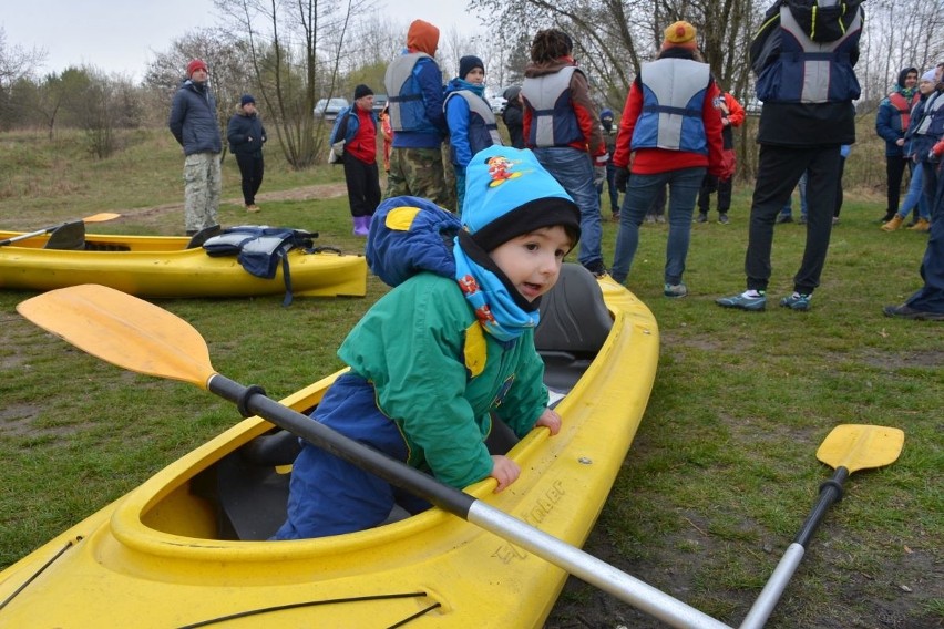 Nie straszny im śnieg i niska temperatura. Kajakarze spłynęli Lubrzanką