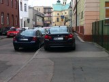 Jak oni parkują: bmw na chodniku, a obok wolne miejsca