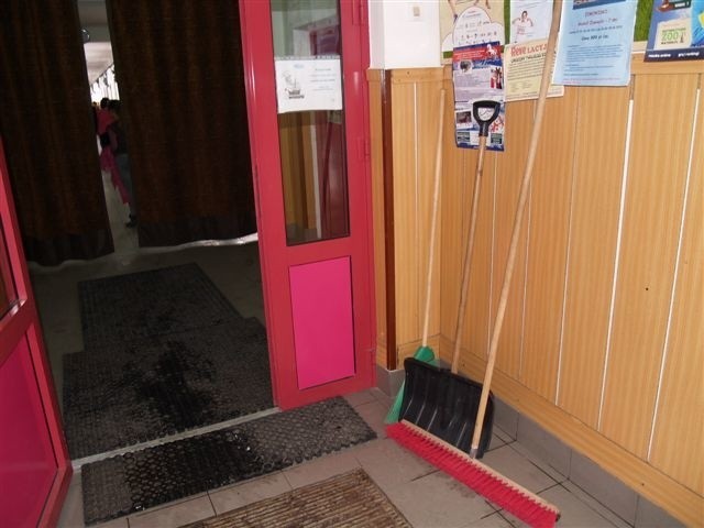 Od początku rok sprzątaniem szkół w gminie Wyszków zajmuje się zewnętrzna firma