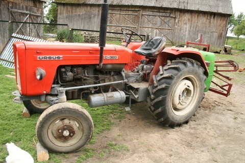 Gospodarz prawdopodobnie pozostawił traktor na biegu i tylne koło maszyny na niego najechało.