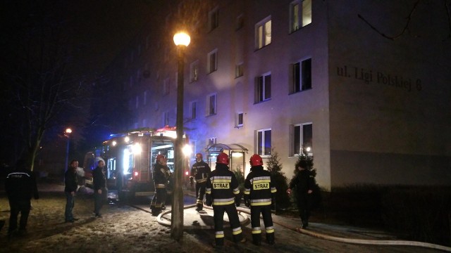 6 marca o godz. 23 doszło do pożaru w mieszkaniu przy ul. Ligi Polskiej w Toruniu.- Zgłoszenie o pożarze w wieżowcu przy ulicy Ligii Polskiej otrzymaliśmy od mieszkańca tego budynku. Na miejsce udały się cztery zastępy straży pożarnej. Kiedy strażacy dojechali na miejsce okazało się, że mieszkańcy palącego się lokalu przebywają bezpiecznie u sąsiadów. Pożar nastąpił w jednym z pokoi, które doszczętnie spłonęło. Dalsze dochodzenie w tej sprawie prowadzi policja – mówi Piotr Wypych, zastępca naczelnika wydziału Komendy Miejskiej Państwowej Straży Pożarnej w Toruniu.Na szczęście nikomu z lokatorów nic się nie stało.ZDJĘCIA Z AKCJI oraz wideo otrzymaliśmy od naszego Czytelnika. OBEJRZYJCIE >>>>>Zobacz także: Jakubik, Kożuchowska.... Ile zarabiają polscy aktorzy? [STAWKI]Polecamy: Te nazwiska nosi najwięcej osób w Polsce. Sprawdź czy odnajdziesz swoje?