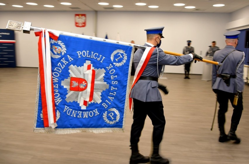 Białystok. Ślubowanie policjantów w podlaskiej policji. 21 nowych funkcjonariuszy dołączyło do służby [ZDJĘCIA]