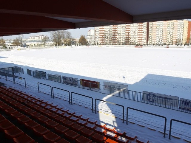 Murawa na stadionie Resovii w całości pokryta jest białym puchem.