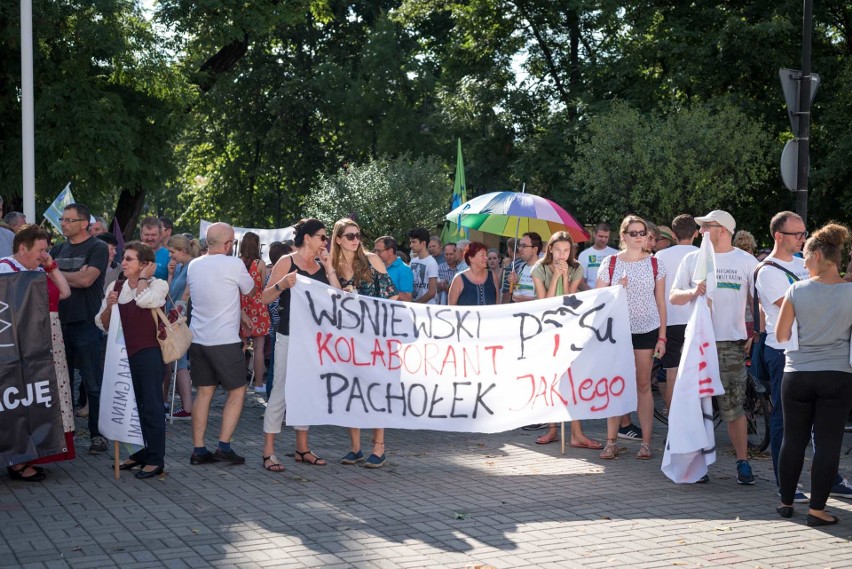 Protest mieszkańców Dobrzenia Wielkiego w Opolu.
