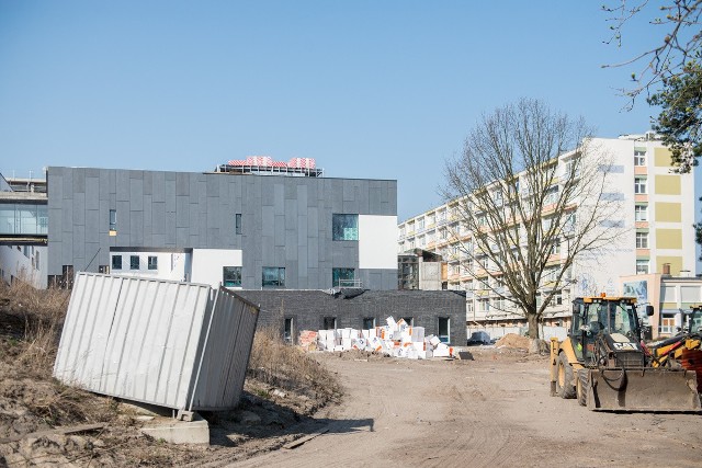 Zobacz, jak prezentuje się obecnie największy w Toruniu plac budowy. Mowa oczywiście o szpitalu wojewódzkim na Bielanach. O tym, jak przebiegają prace i jakie postępy poczynili budowniczowie przekonali się torunianie, którzy uczestniczyli w organizowanym cyklicznie zwiedzaniu obiektu.Czytaj też:Zarobki w wojsku 2019Zarobki w policji 2019Zarobki nauczycieli. Paski płacowe