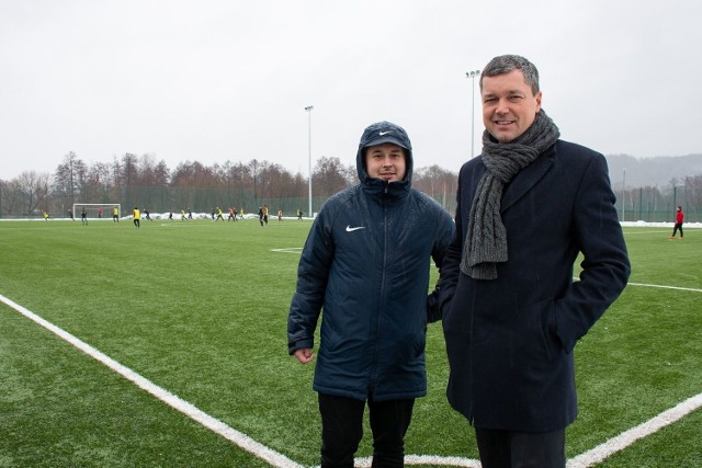 Wójt Sebastian Nowaczkiewicz zaprasza do liceum sportowego do Nowin. Z lewej trener Piotr Lichota.