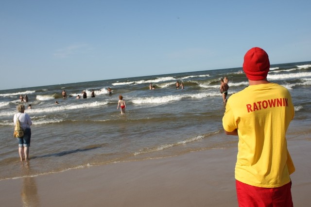 Ratownicy przypominają, że kąpiel dozwolona jest tylko przy białej fladze. Kiedy na plażowych masztach zawiśnie czerwona, nie należy wchodzić do wody. 