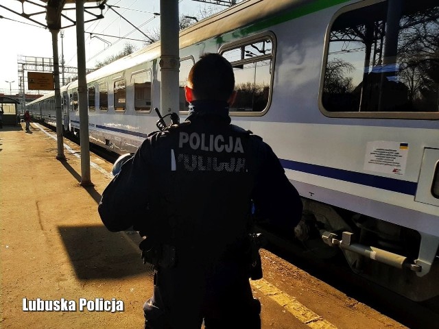 Świebodzińscy policjanci pomogli uchodźcom z Ukrainy.