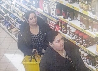 Kamery monitoringu nagrały w sklepie dwie kobiety, które miały dokonać kradzież w sklepie w Tczowie.