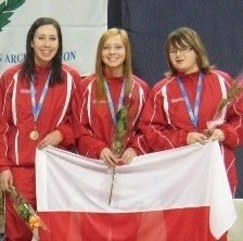 Aleksandra Wojnicka (w środku) na podium drużynowym.