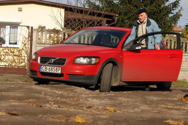 Bogdan Bleja pod dom przy ul. Drozdów dojedzie tylko, kiedy jest sucho, a nawet wtedy musi bardzo uważać, by nie uszkodzić podwozia