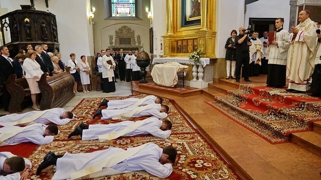 Nowi kapłani w diecezji tarnowskiej. Dzisiaj mają prymicje w rodzinnych parafiach