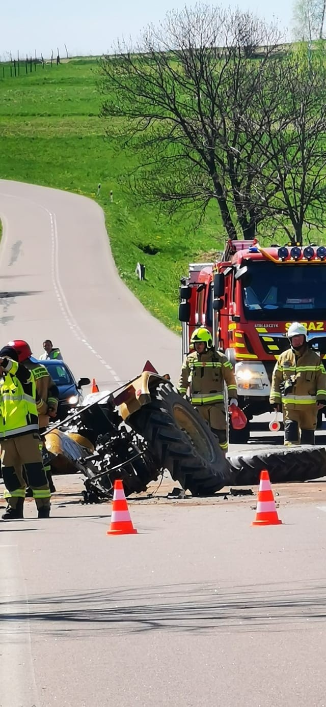 Zderzenie BMW z ciągnikiem rolniczym w Wesołej. Ranny kierowca ciągnika śmigłowcem został zabrany do szpitala w Rzeszowie [ZDJĘCIA]
