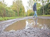 Wielkie kałuże po deszczu na ulicy Sadowej w Słupsku